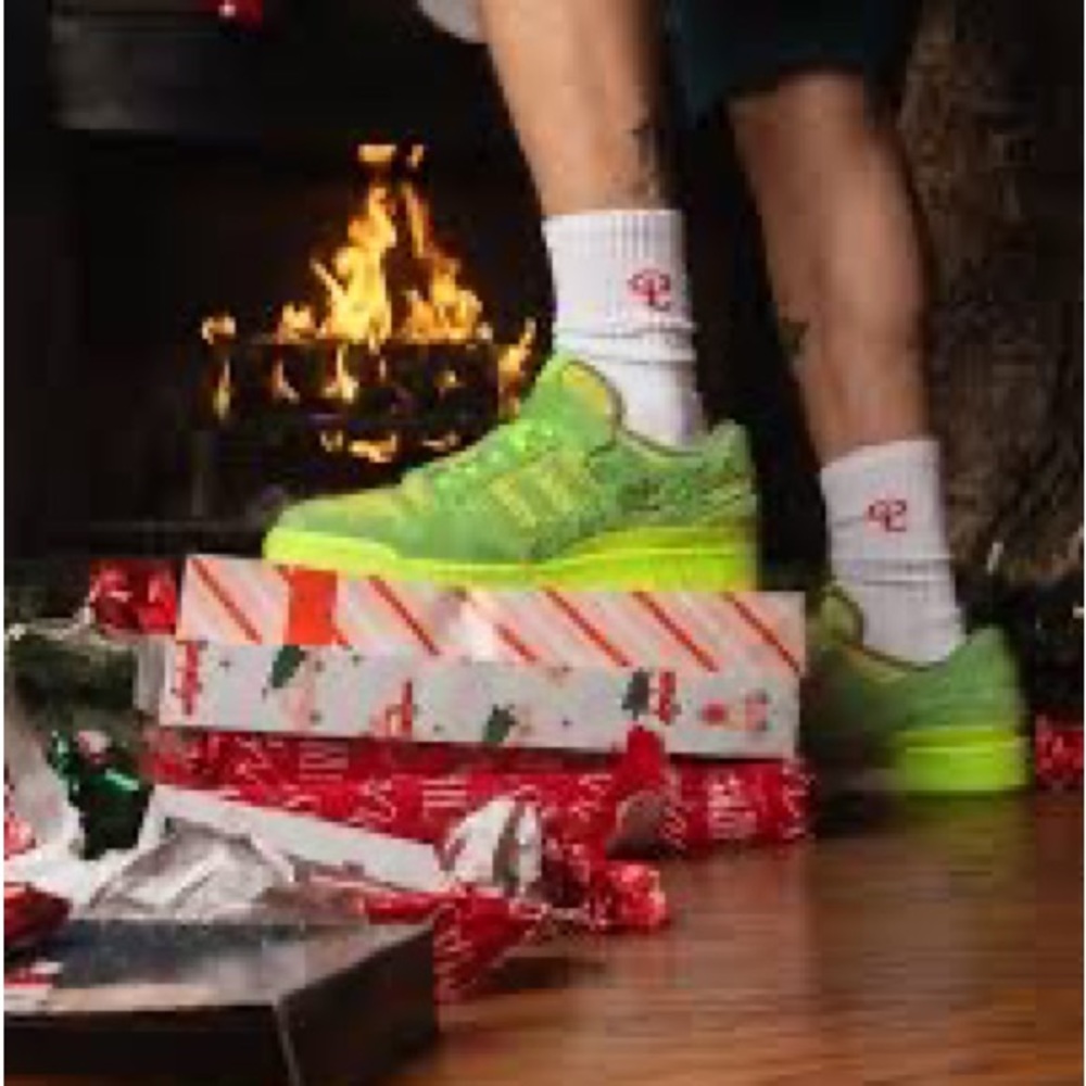 Grinch limited edition  shoes size M 6 W7
